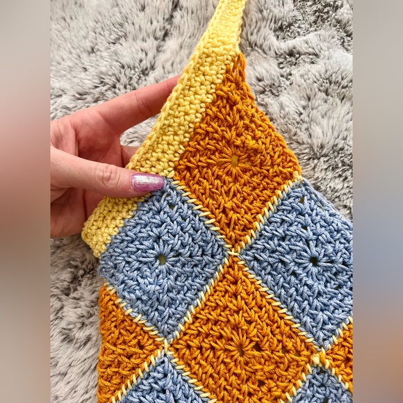 Handmade crochet patterned handbag - Picture 5 of 9